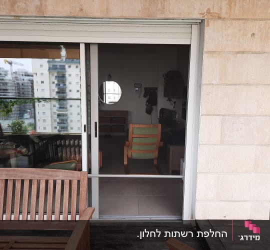 דלת הזזה מאלומיניום עם זכוכית שקופה